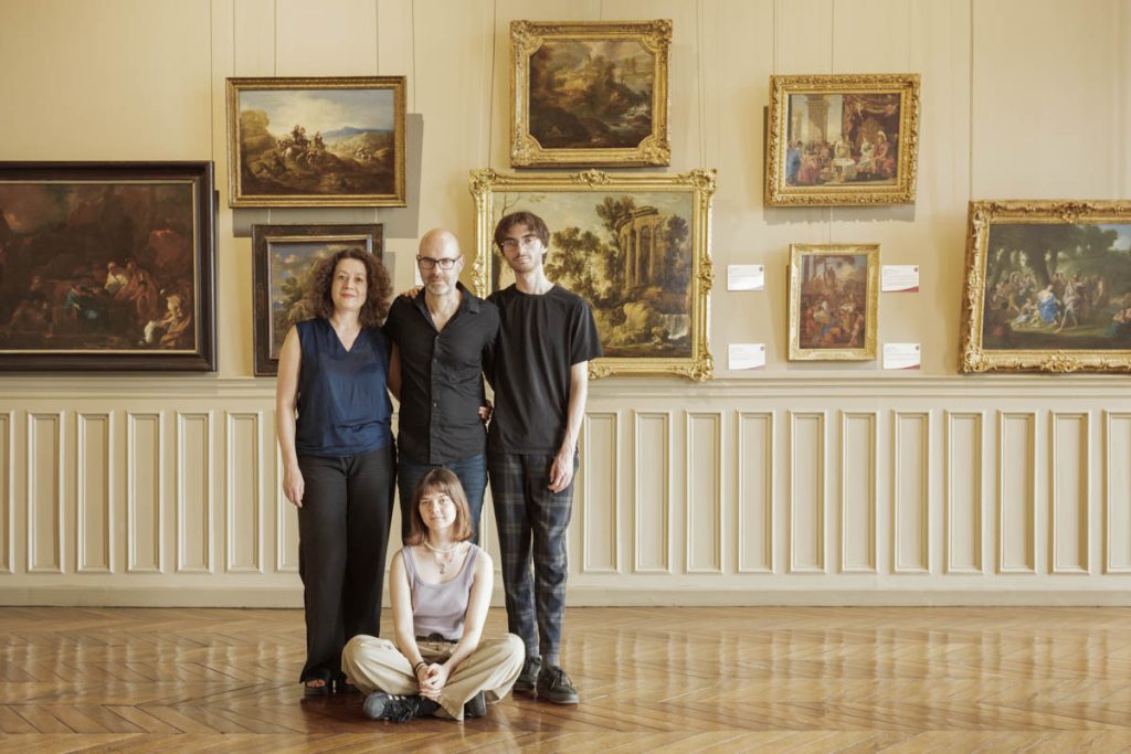 Les tableaux qui s'offrent à nos regards / 
dans les salles silencieuses / 
reflètent d'invisibles paysages intérieurs