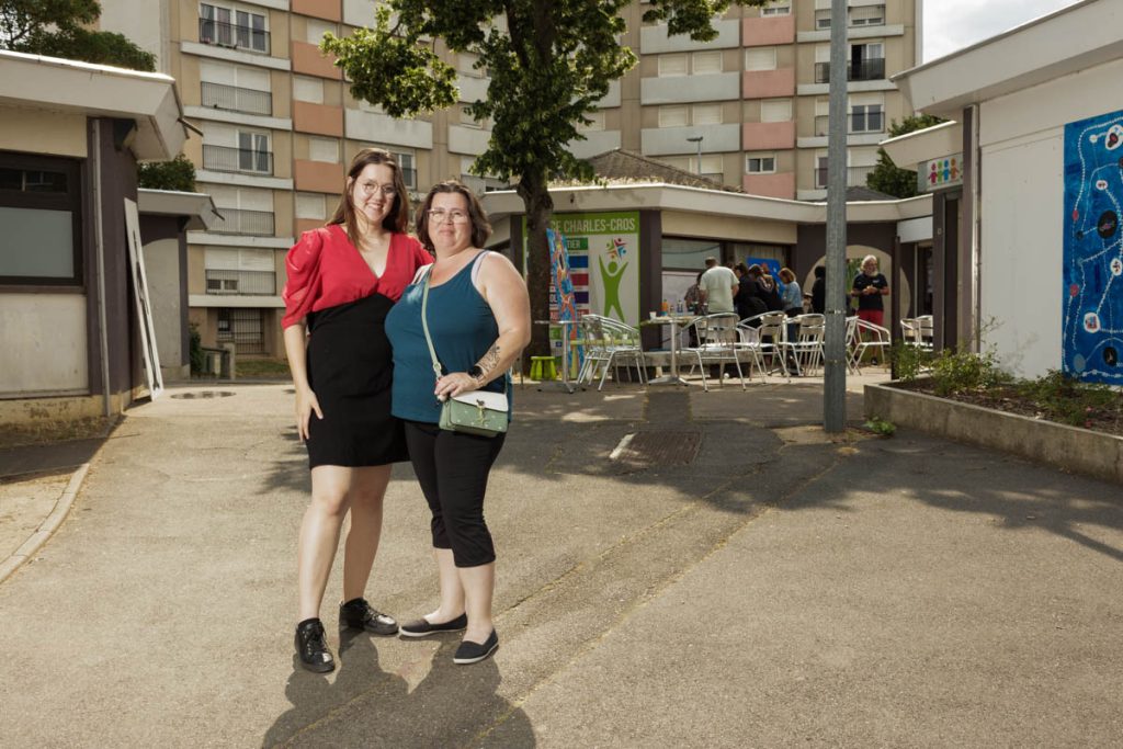 Au pied de la tour / 
une clarté géométrique / 
nous apporte son réconfort